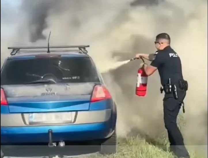 Infern pe șosea în România! O mașină a fost înghițită de flăcări din cauza caniculei, ce au făcut acești polițiști te va lăsa mască!