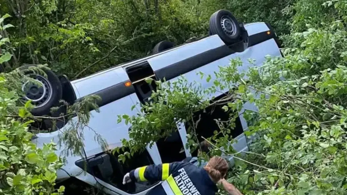 Tragedie de ultimă oră ! Opt români s-au prăbușit cu microbuzul într-o prăpastie de 10 metri: Elicopterele au intervenit de urgență!