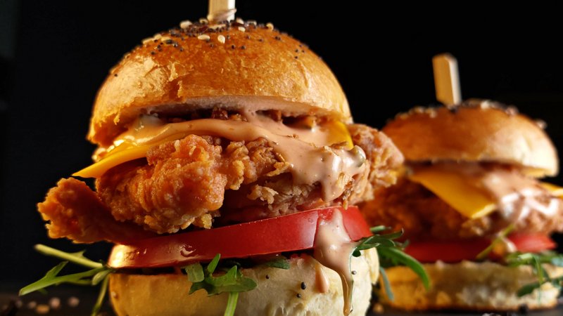 Bătaie pe Arena Națională pentru noul burger de Pleșcoi! Cât a ajuns să coste un meniu și de ce stau oamenii la cozi uriașe pentru el