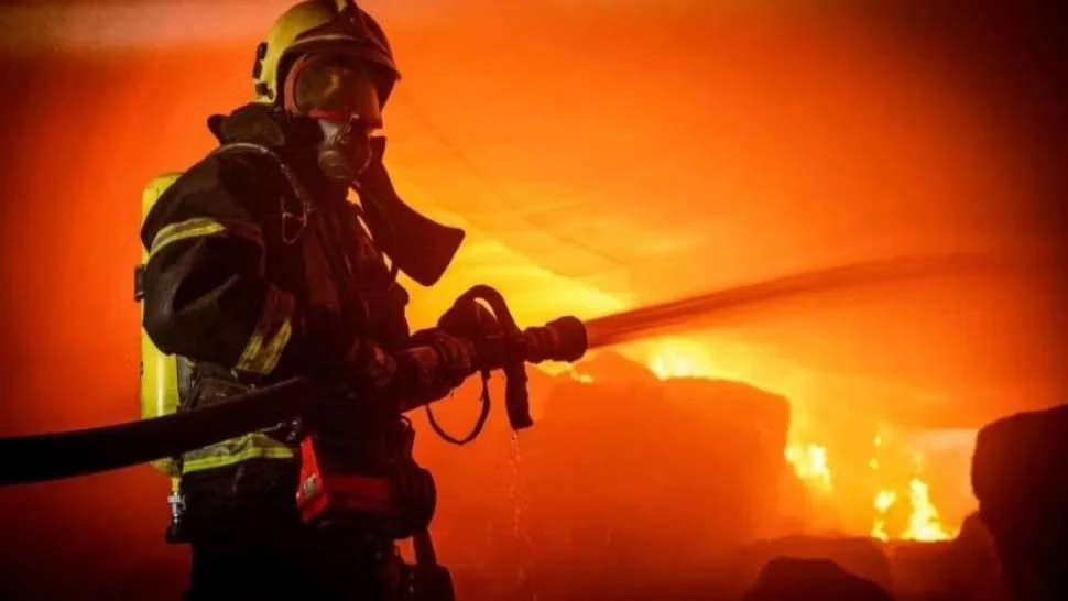 ACUM! Este ALERTĂ! Incendiu de proporții la o hală! FLĂCĂRI URIAȘE!