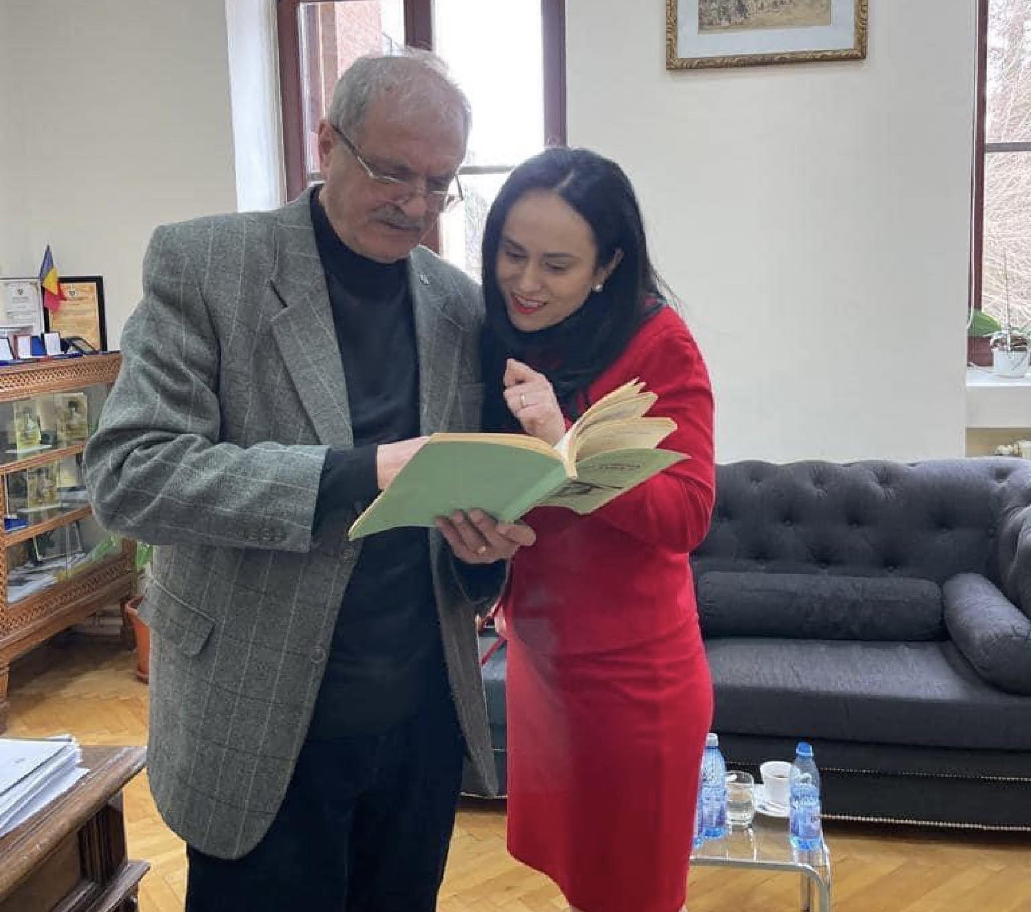 Simona Bucura-Oprescu, mesaj de Ziua Învățătorului: „Mă gândesc cu recunoștință la învățătoarea mea și la toți dascălii care au reprezentat pentru fiecare dintre noi începutul călătoriei în educație”