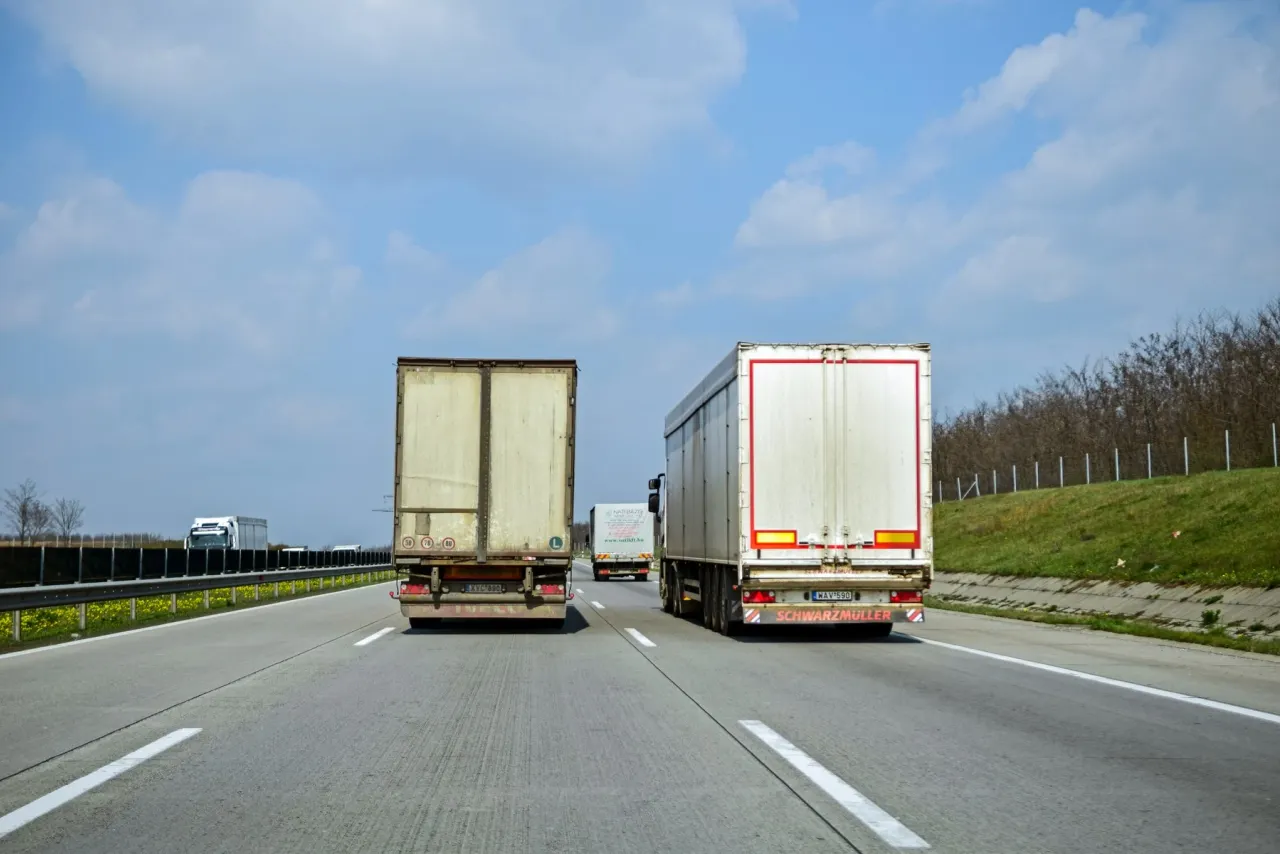 Alertă de ultimă oră pentru toți șoferii! Canicula oprește camioanele de mare tonaj pe drumurile din zonele aflate sub cod roșu! Restricții de duminică