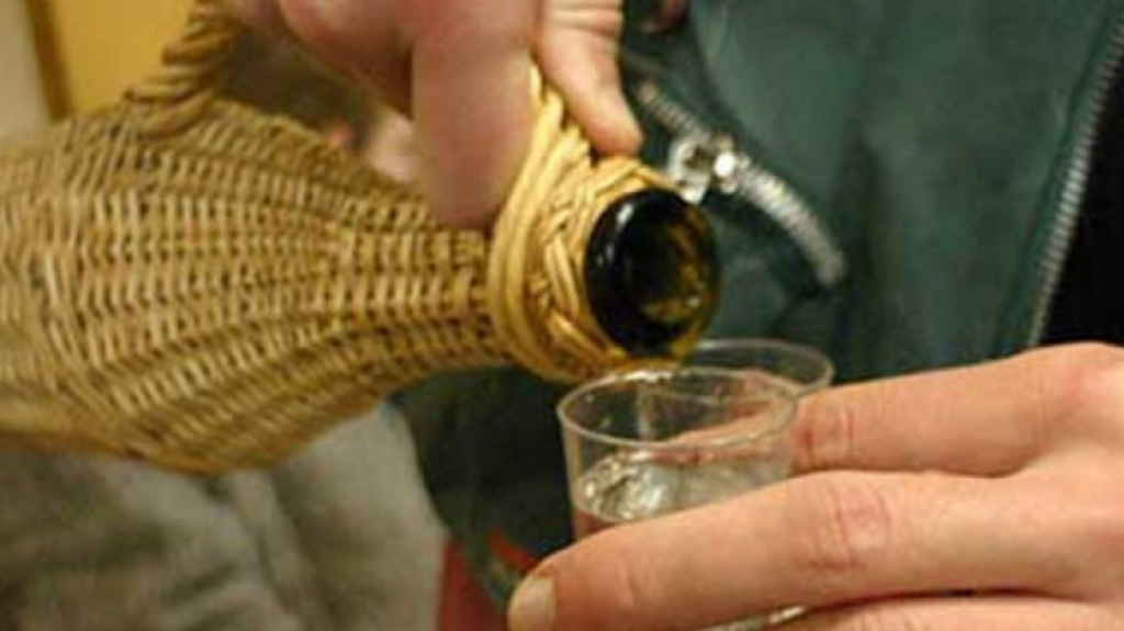 Lovitură totală pentru ROMÂNII care fac ȚUICĂ în curte! Ce se întâmplă cu legea celor 200 de litri ….vezi în primul comentariu