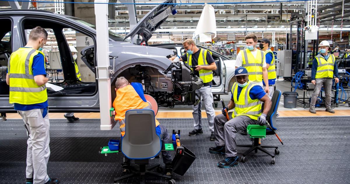 Ultimă oră! Dezastru în industria auto! Un mare GIGANT dă afară 28.000 de ANGAJAȚI! LOVITURĂ URIAȘĂ!