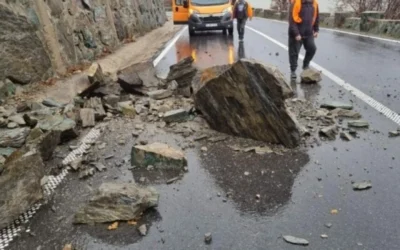ALERTĂ! Clipe de groază pe Transfăgărășan! Mașină lovită de stânci: Ce au găsit salvatorii la fața locului!