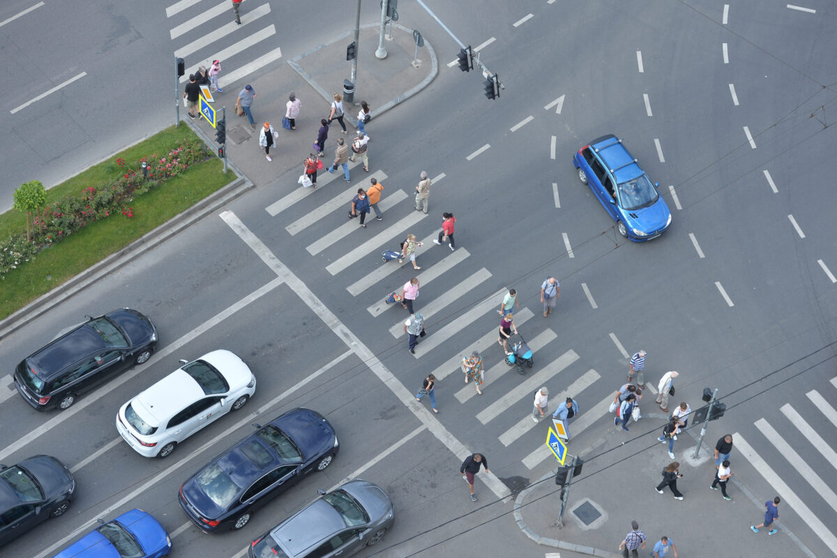 Greșeala uriașă care te lasă fără 4.000 de lei! Ce nu ai voie să faci la semafor, chiar dacă e verde?