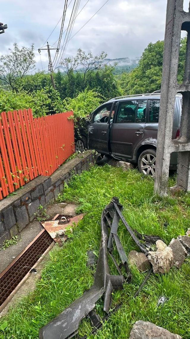 Dramă pentru doi copii! Au lovit o conductă de gaz cu mașina. Pericol uriaș la fața locului după impact