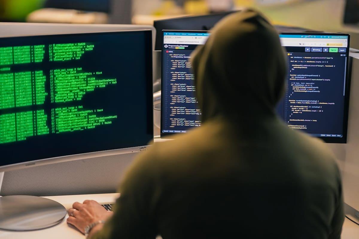 Strategia completă de protecție: combină securitatea IT cu o poliță de asigurare împotriva atacurilor cibernetice pentru a limita pierderile financiare
