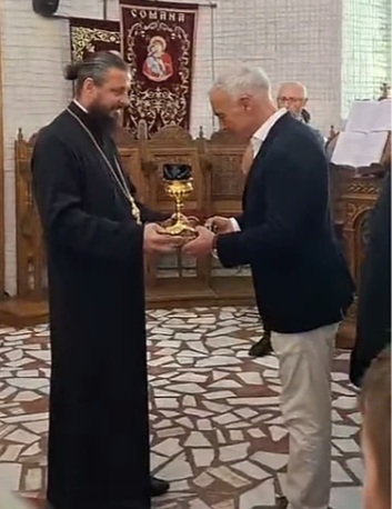 Călin Georgescu, primit cu daruri simbolice la Mănăstirea Comana de Arhimandritul Mihai Muscariu