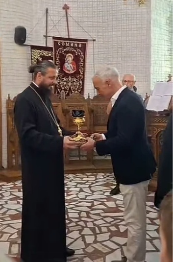 Călin Georgescu, primit cu daruri simbolice la Mănăstirea Comana de Arhimandritul Mihai Muscariu