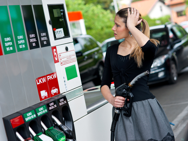 „ȘOC PE PIAȚA AUTO! Scumpirea carburanților schimbă radical mașinile pe care le aleg românii”