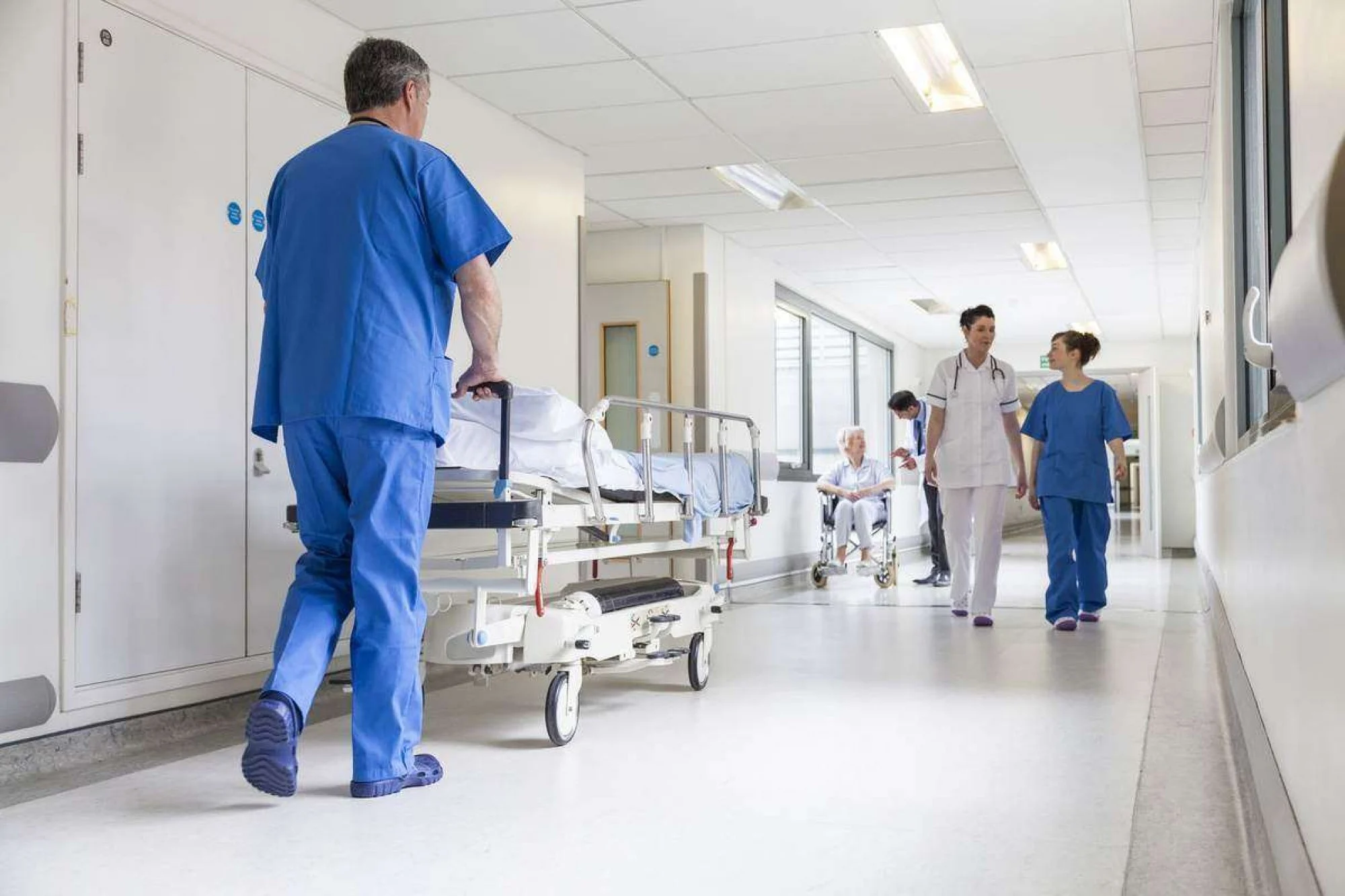 STATUL român FINANȚEAZĂ educația medicală, dar EȘUEAZĂ în a reține ABSOLVENȚII în sistemul public
