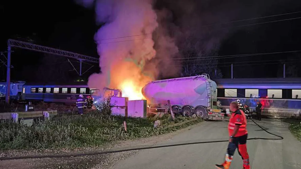 ALERTĂ! Accident feroviar grav! Tren cu 200 de pasageri, lovit de o autocisternă cu ciment. Vehiculul a luat foc!