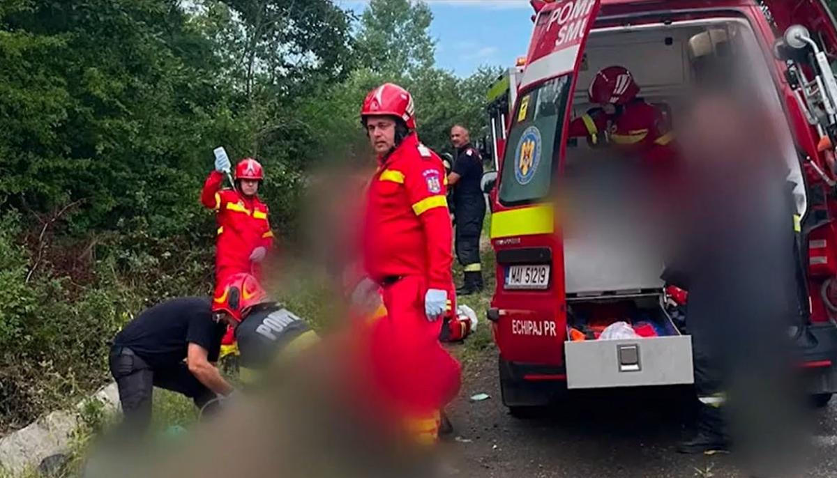 TRAGEDIE pe șosea! Dubă răsturnată în șanț! Tânăr de 27 ani MORT pe loc!