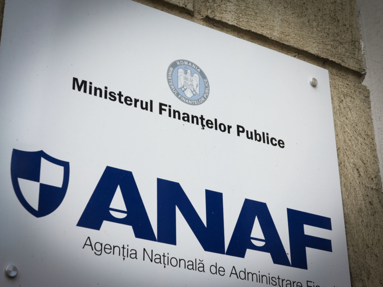 Adio, lux pe banii firmei! ANAF a început vânătoarea românilor care își fac poftele din contul societății