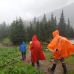 Alertă pe munte! Patru turiști surprinși de furtună pe traseul spre Moldoveanu. Uzi până la piele și fără haine de schimb