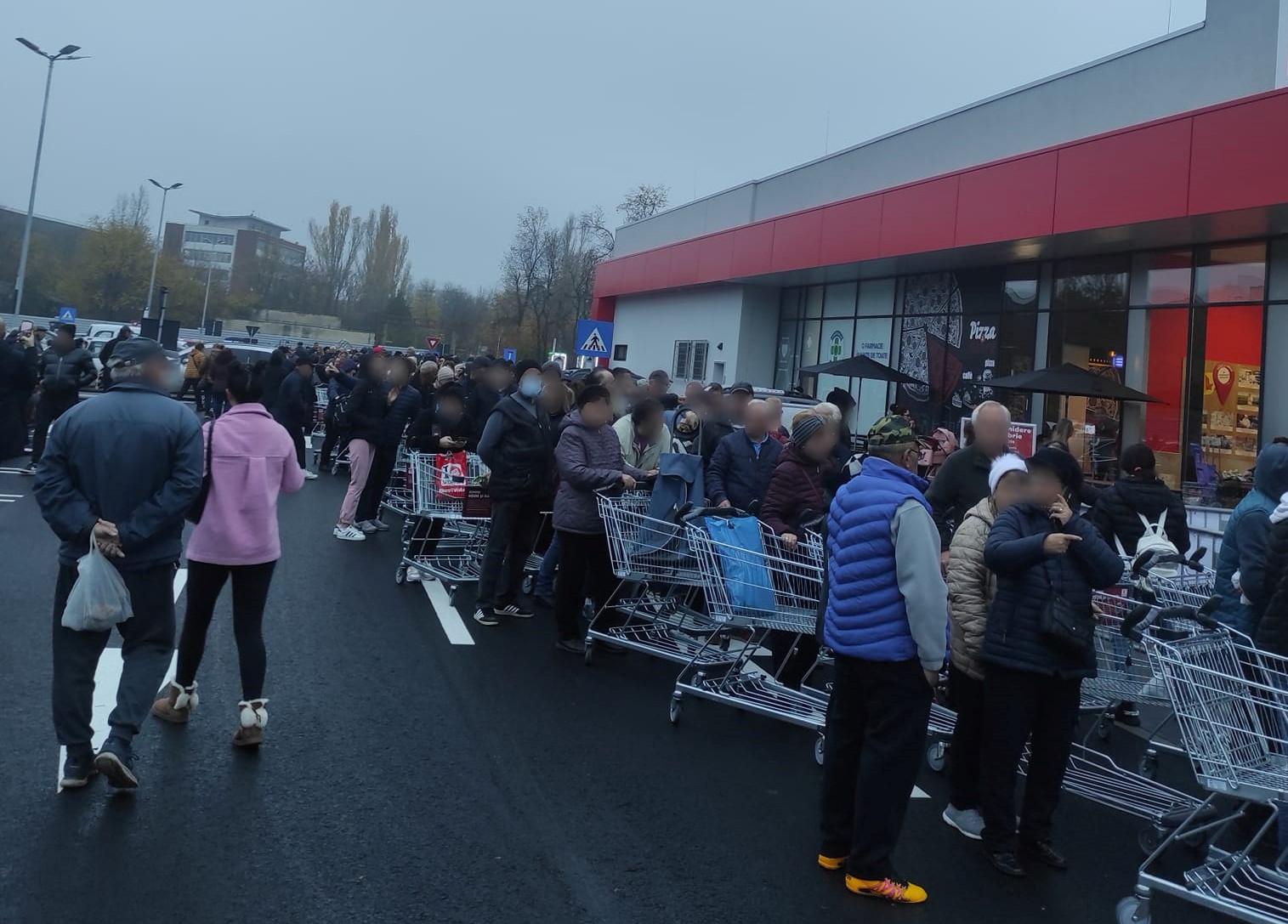 HAOS LA DESCHIDEREA UNUI MAGAZIN! Pensionari căzuți și ambulanțe chemate după îmbulzeala pentru produsele la prețuri mici