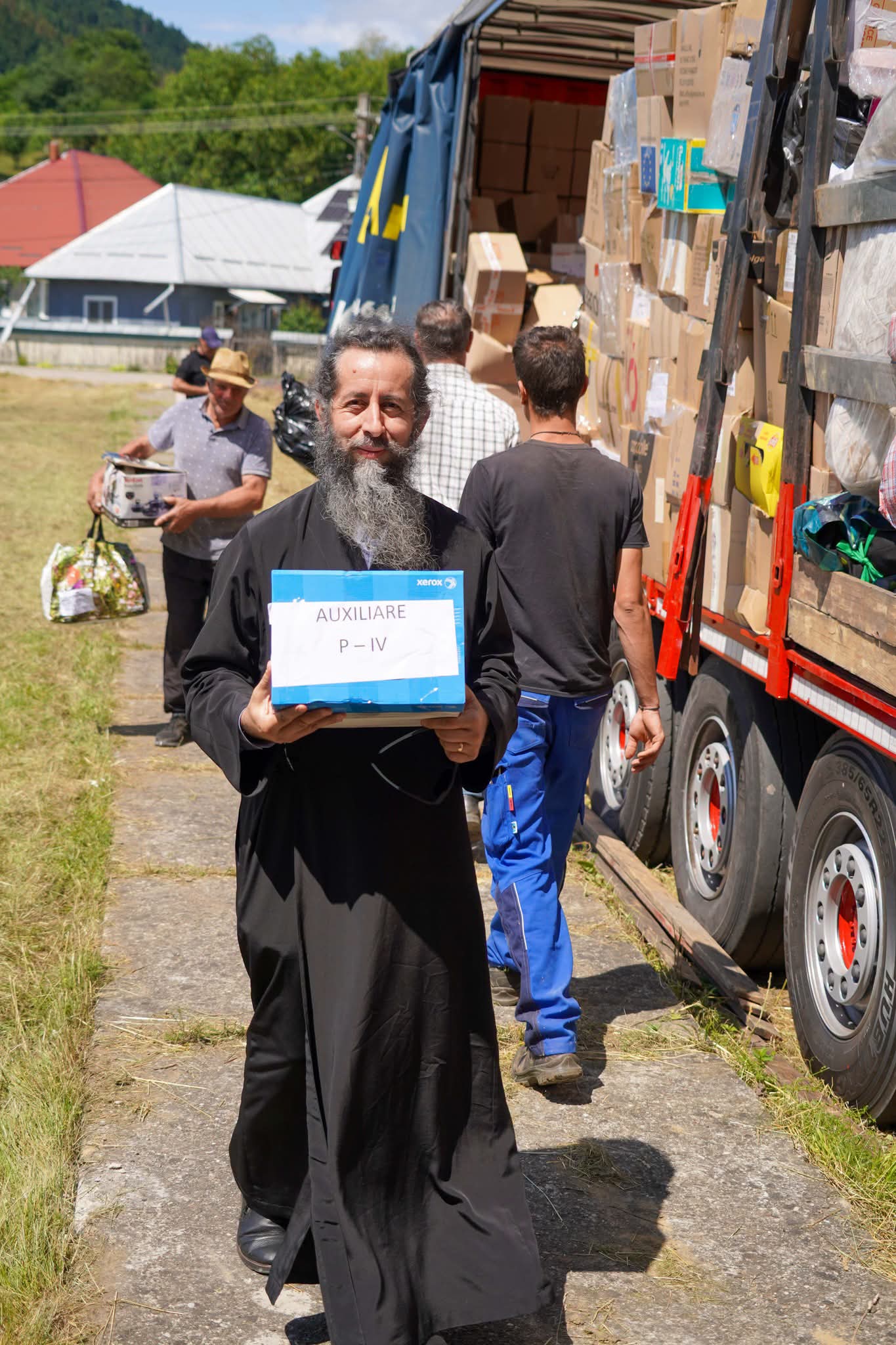 PROIECTUL „Bucuria de a dărui” a ajuns în SATUL natal al Înaltpreasfințitului Părinte Calinic