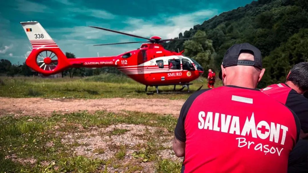 ACCIDENT montan în Bușteni! Patru ALPINIȘTI au CĂZUT zece metri după CEDAREA echipamentului de asigurare