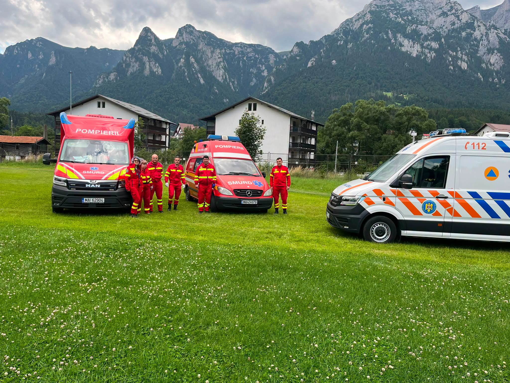 INTERVENȚIE dramatică a salvamontiștilor! ALPINIȘTI prăbușiți de la o înălțime de 10 metri, PRELUAȚI de elicopterul SMURD