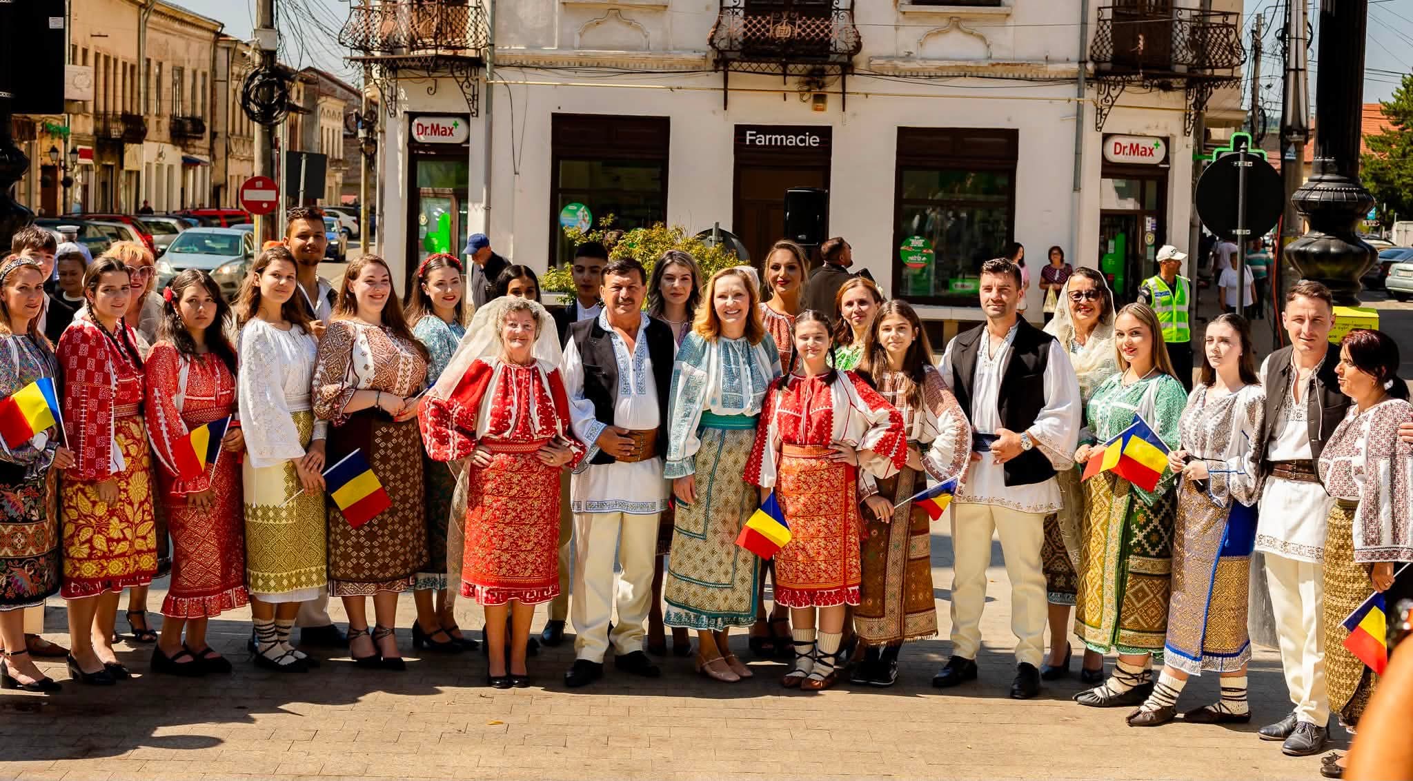 EVENIMENTUL ZILEI!!! Bulevardul „Pardon”, TRANSFORMAT într-un muzeu VIU – Zilele Municipiului Câmpulung au READUS la viață ELEGANȚA de odinioară