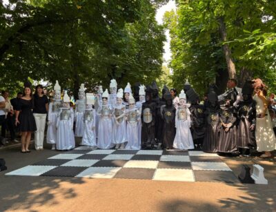 SENZAȚIONAL! Când Statuile Vivante Mută Piesele Destinului pe Tabla de Șah a Realității