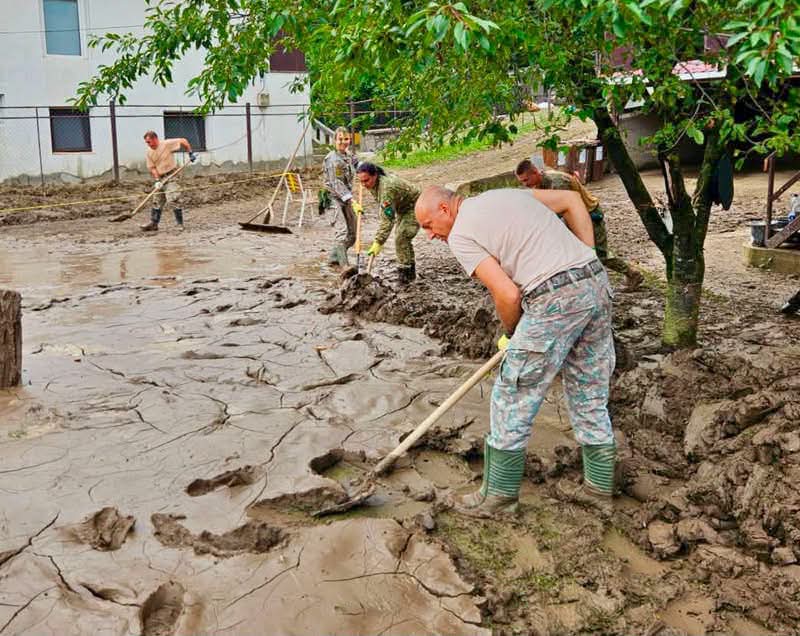 BREAKING! Eroii în uniformă au INVADAT străzile DEVASTATE de furia APELOR