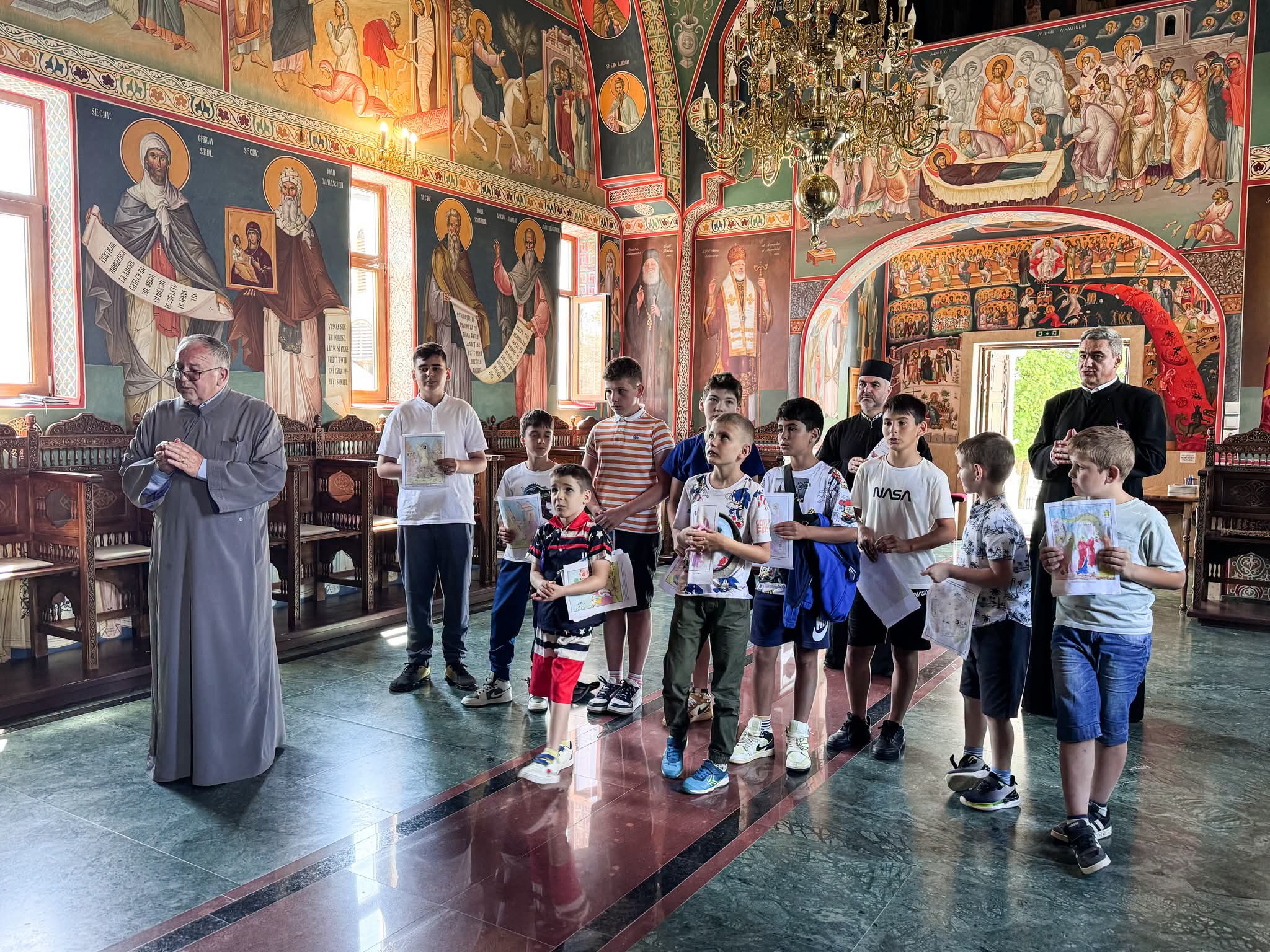 Tabăra de creație religioasă de la Mănăstirea Slănic: Zece elevi din Rucăr inițiați în taina iconografiei