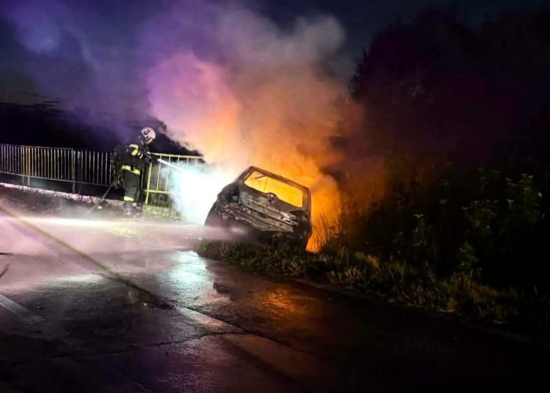 ​Coșmar pe șosea: Un tânăr de 21 de ani a supraviețuit miraculos după ce mașina i-a luat foc