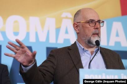 DEZVĂLUIREA ȘOCANTĂ a lui Kelemen Hunor despre cum „EXPLODEAZĂ” George Simion în sondaje fără să facă nimic! „STĂ, se UITĂ la meci, mai MĂNÂNCĂ popcorn, mai BEA o bere și CREȘTE”