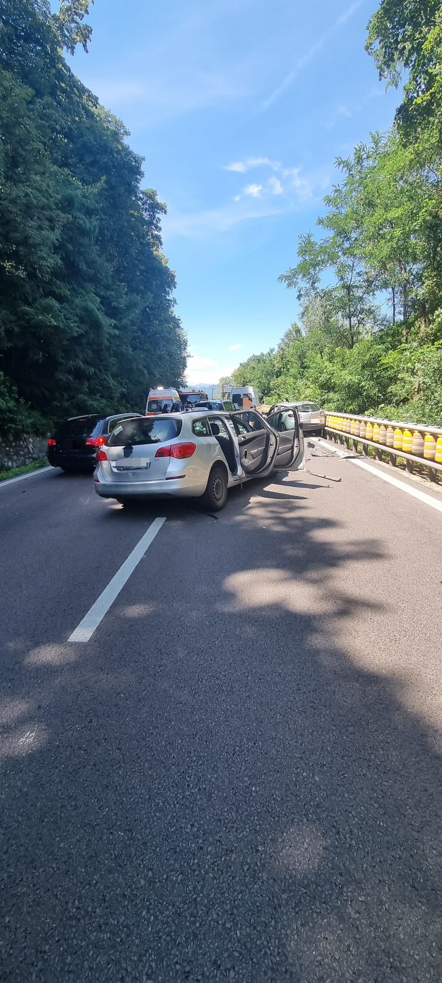 „INTERVENȚIE DE AMPLOARE A ECHIPELOR DE SALVARE! Patru răniți, printre care doi copii, într-un accident pe DN 7”