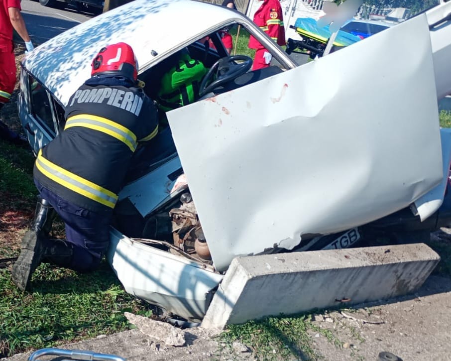 Dramă pe șosea în Argeș! Un autoturism a intrat într-un cap de pod