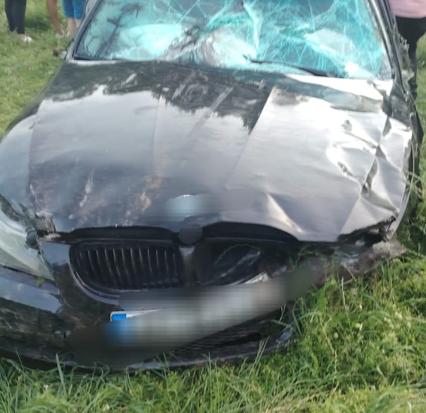 ACUM! Un tânăr de 18 ani a scăpat ca prin minune după ce mașina sa a zburat în decor
