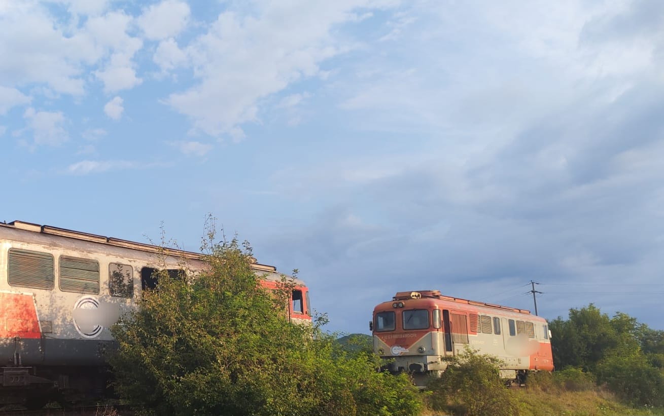 ACUM. Locomotivă cuprinsă de FLĂCĂRI în Argeș. Intervenție de URGENȚĂ a pompierilor în Stâlpeni!