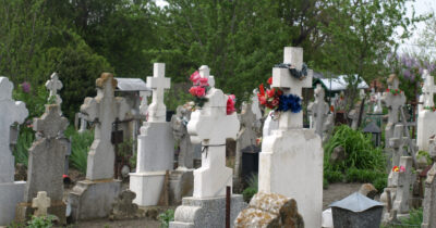 Imagini șocante dintr-un cimitir! Chef cu lăutari printre cruci, autoritățile au intrat pe fir