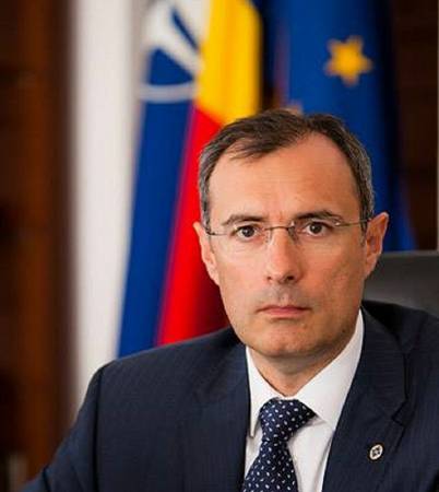 SCANDAL PE AEROPORT! Florian Coldea, acuzat că a agresat o jurnalistă și i-a smuls telefonul din mână