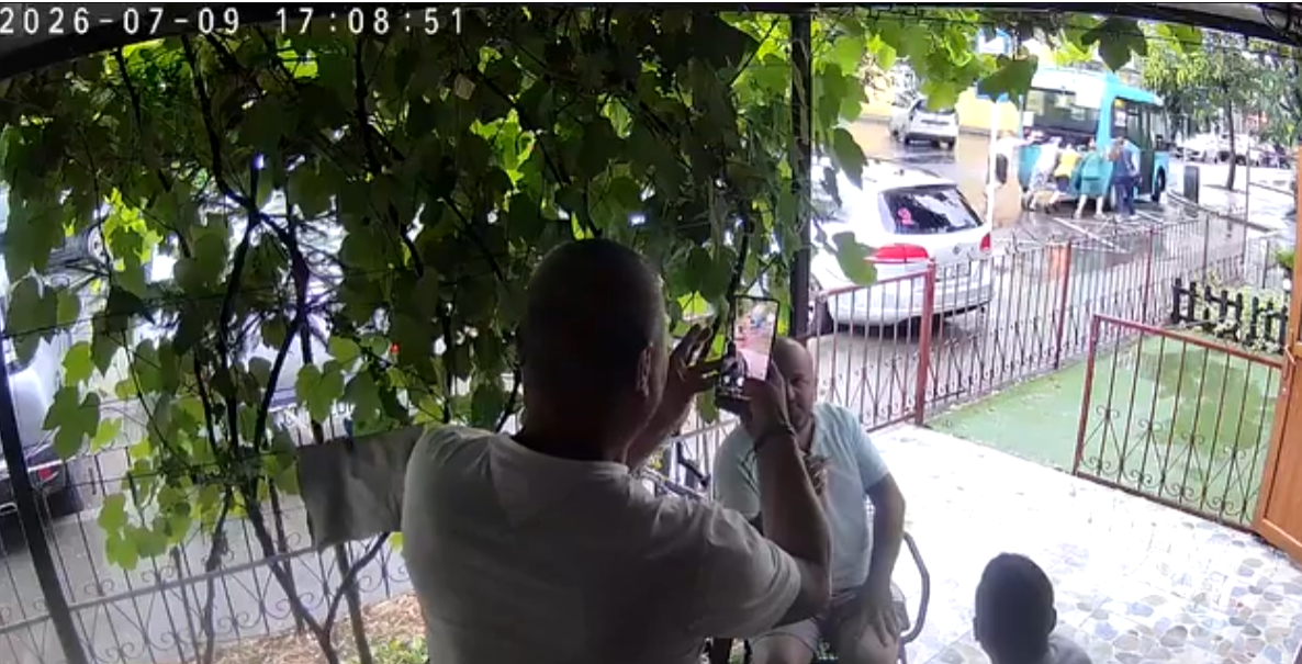 Scene incredibile! Femeile au împins autobuzul blocat, în timp ce bărbații le filmau de la terasă