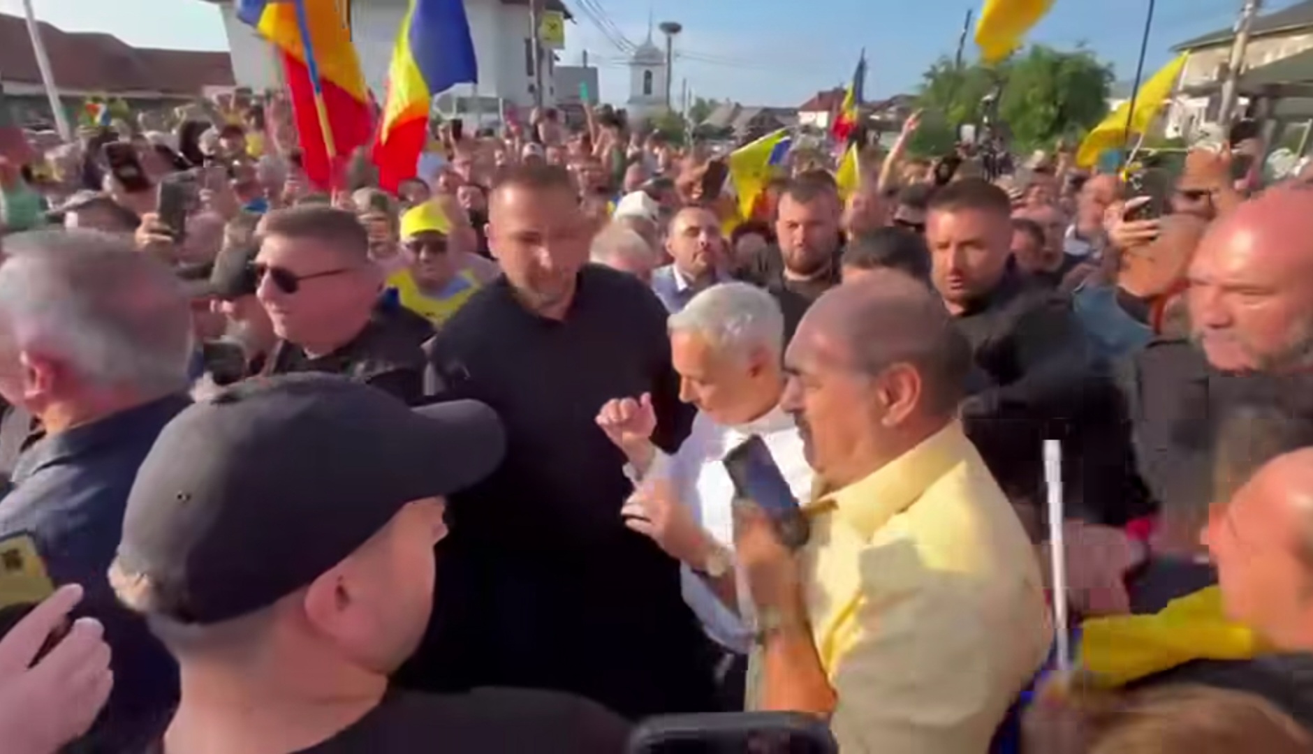 BREAKING! Călin Georgescu a fost ÎNTÂMPINAT de mii de oameni la Domnești – Iată cine s-a AFLAT printre aceștia…vezi în primul comentariu