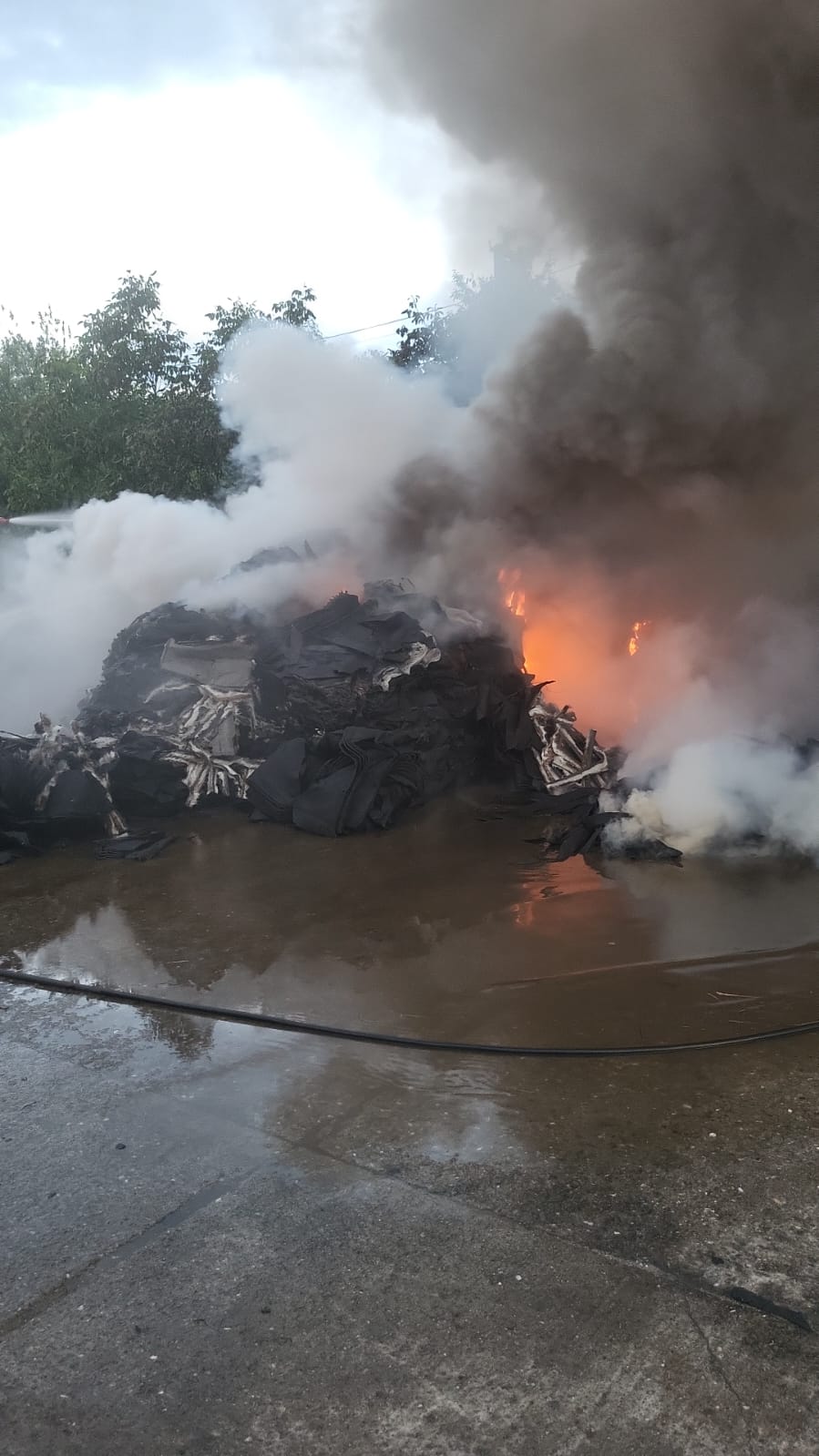 „INCENDIU DEVASTATOR LA O FABRICĂ DIN CÂMPULUNG! Pompierii s-au luptat ore în șir cu flăcările”