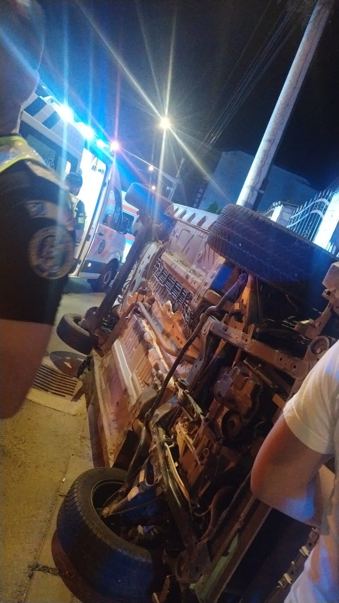ACCIDENT ÎNFIORĂTOR ÎN PITEȘTI! Mașină avariată grav, scurgeri de combustibil și risc de explozie. Pompierii au intervenit de urgență