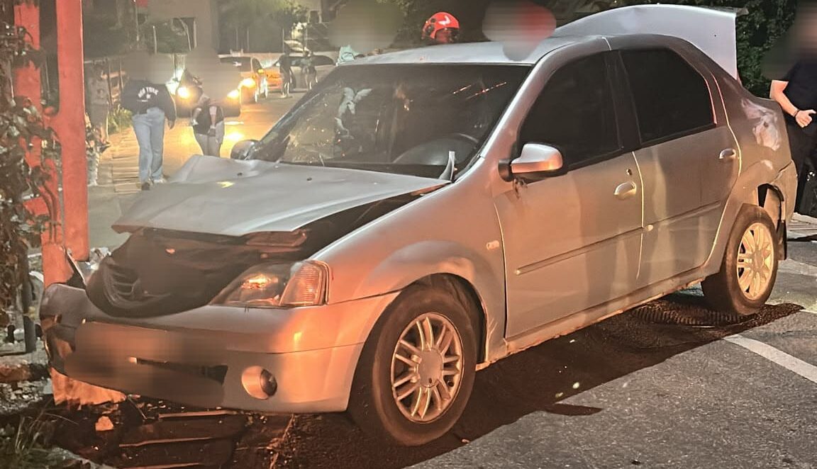 ACCIDENT GRAV în ARGEȘ! S-a înfipt cu mașina în stâlp! Două persoane duse de urgență la spitla!