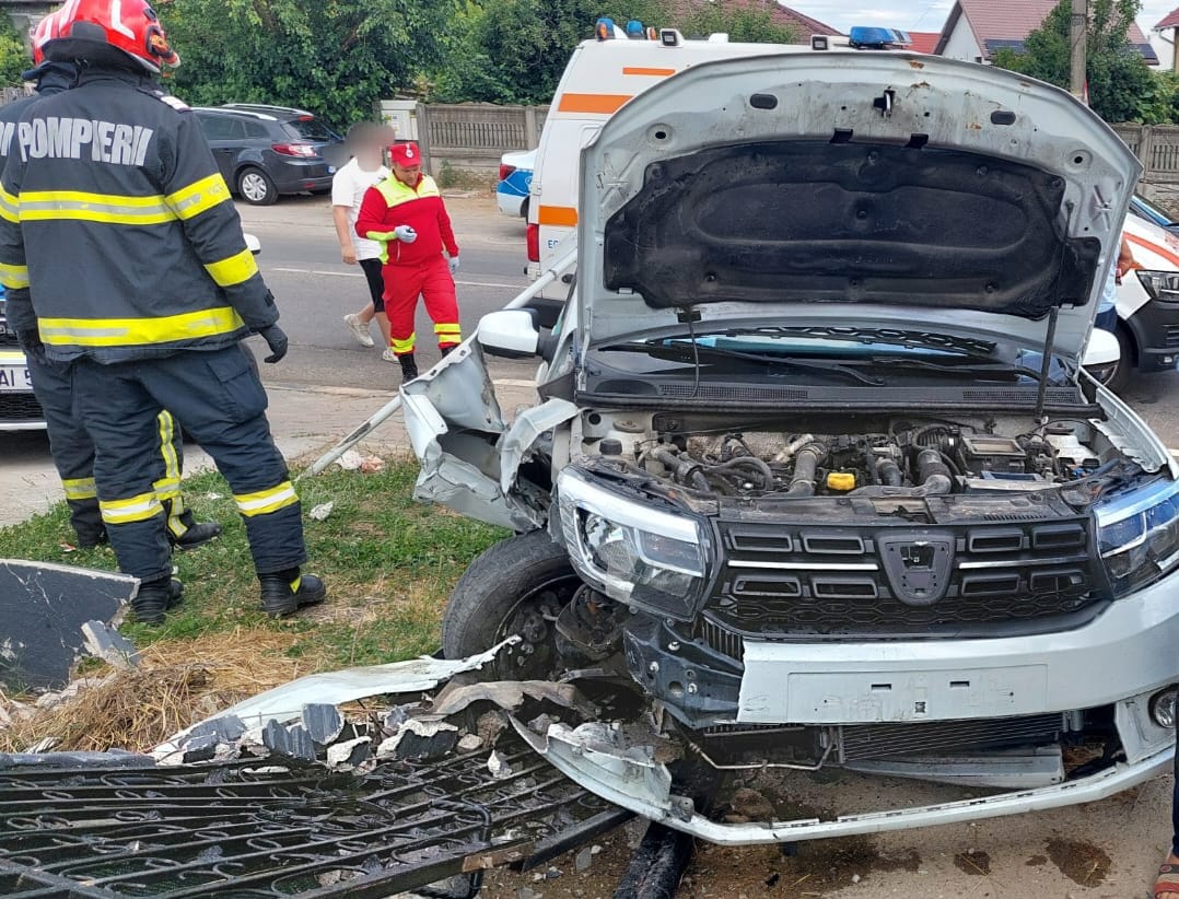 Alertă de ultimă oră în Bradu! O mașină a spulberat un gard! Ce au găsit salvatorii la fața locului!