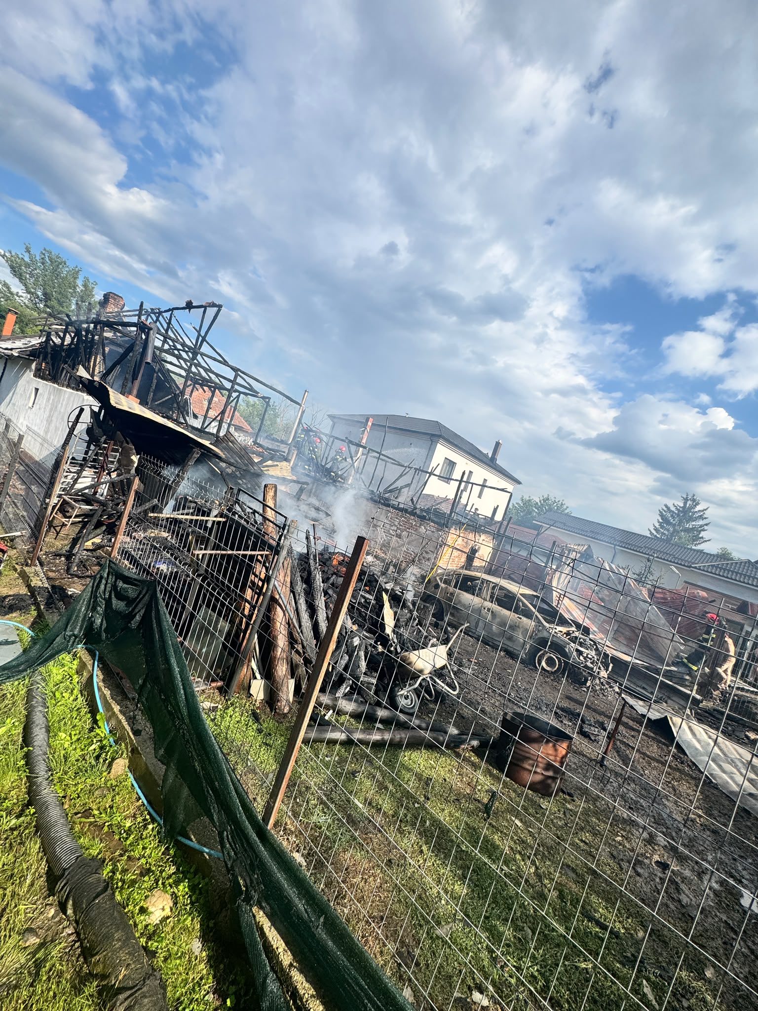 „Noi detalii despre incendiul devastator!flăcările au mistuit două locuințe, un autoturism și au trimis un om la spital”