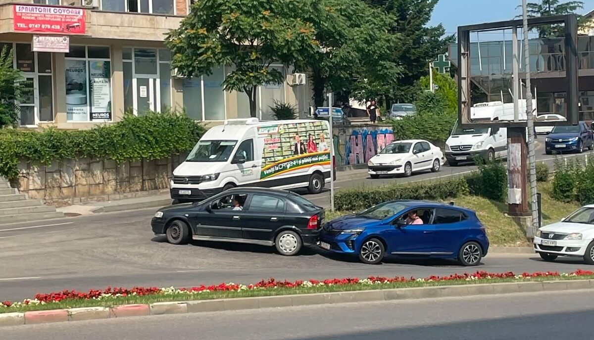 ACUM! Trafic infernal în Pitești! Accident cu două mașini în Craiovei!