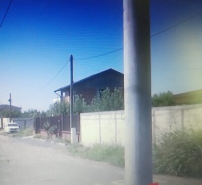 În România nu ai nevoie de AI. Realitatea bate ficțiunea: un stâlp de electricitate, plantat chiar în mijlocul străzii!