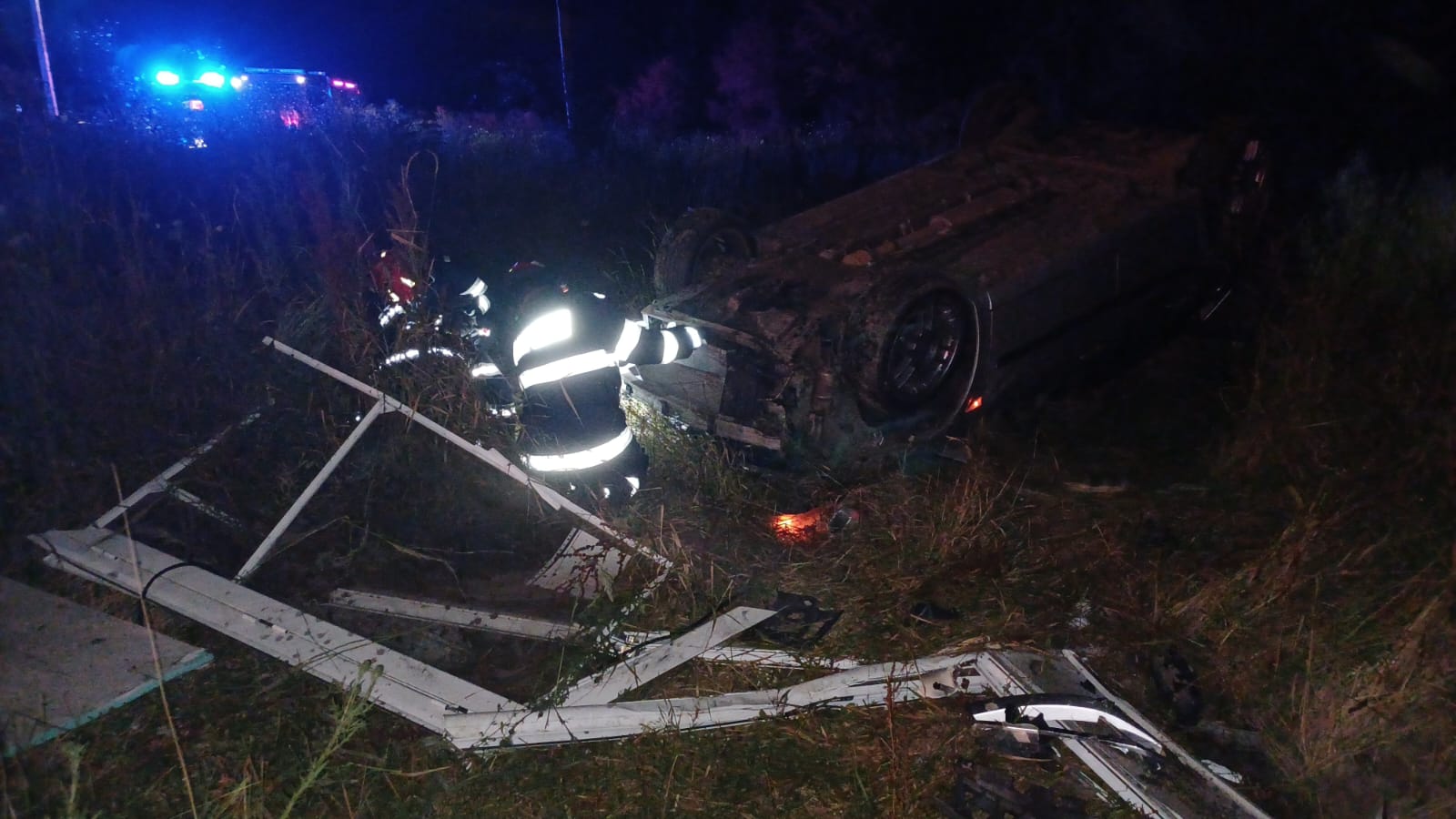Accident GRAV în Argeș! Mașină RĂSTURNATĂ în toiul nopții! Trei bărbați au ajuns la SPITAL! VIDEO!