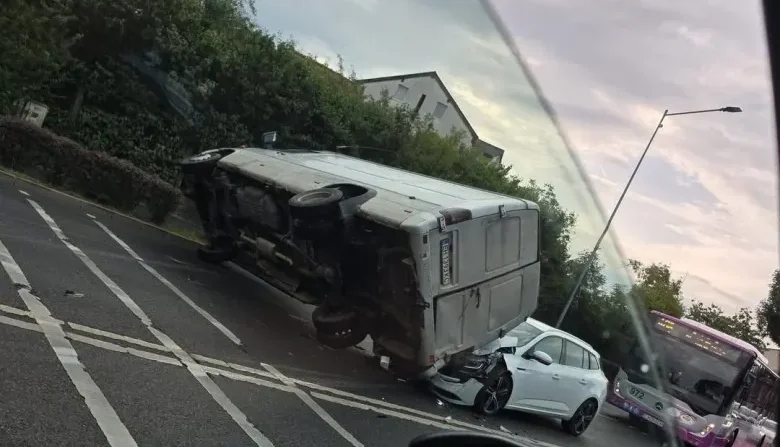 ACUM! Accident ÎNFIORĂTOR! O dubă s-a răsturnat peste O MAȘINĂ! Este ALERTĂ!