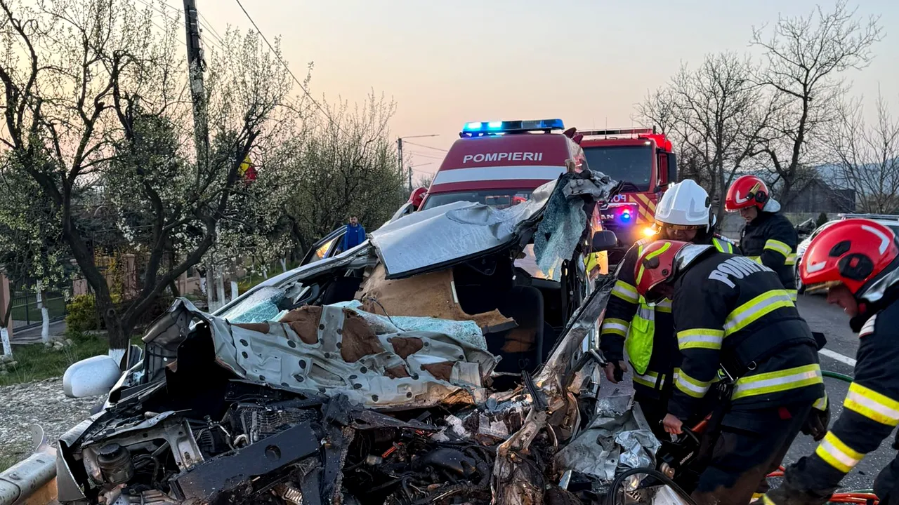 ACUM. CARNAGIU pe șosea! IMPACT devastator între un camion cu lemne și o autoutilitară! Bărbat MORT, trafic BLOCAT!