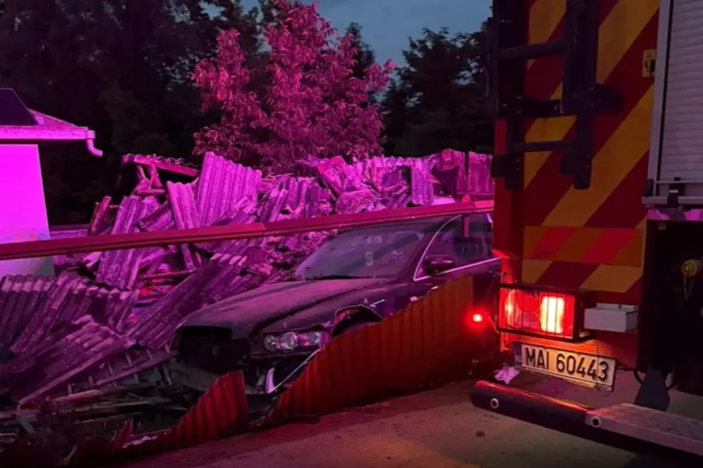 Accident ÎNFIORĂTOR! A zburat cu mașina în bucătăria unei gospodării! ALERTĂ!