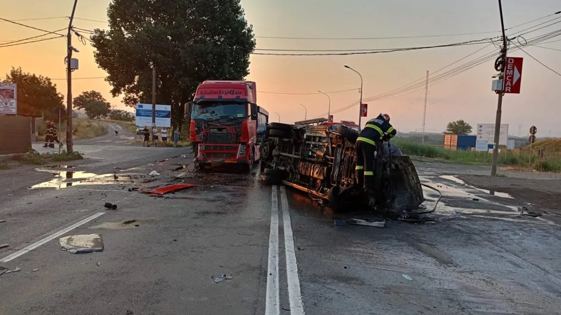 SFÂRȘIT CRUNT! Doi adolescenți au murit pe loc, iar un microbuz a fost înghițit de flăcări: Zi de doliu în România!